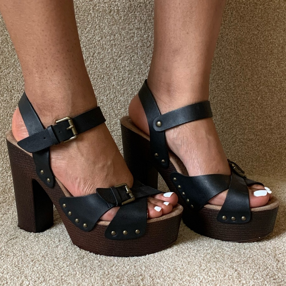 Chunky Black Candie’s sandals
